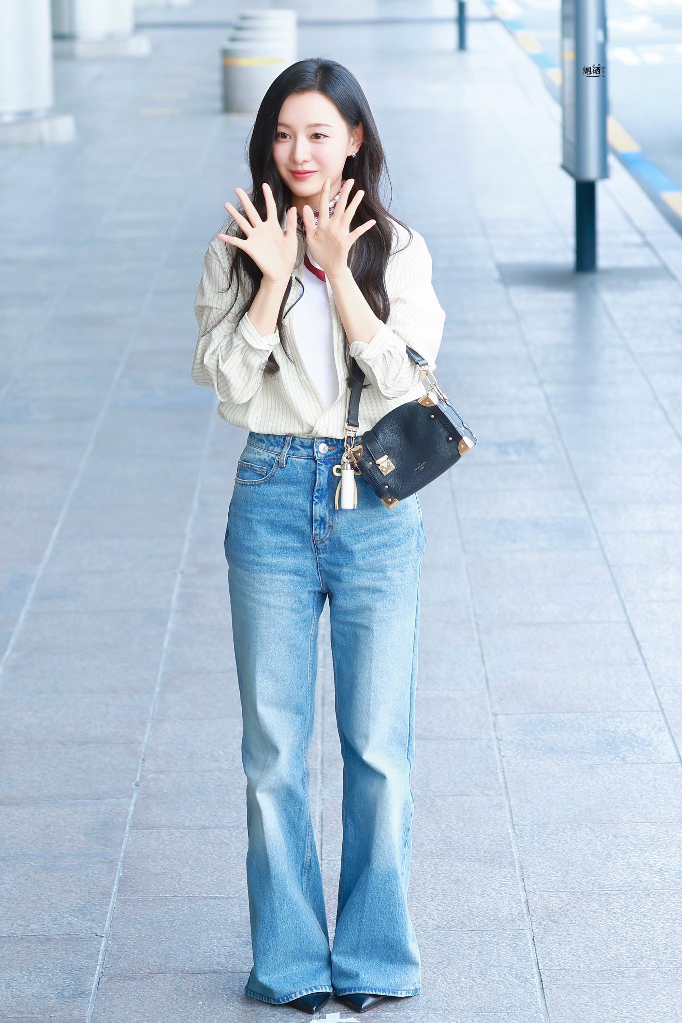 Kim Ji Won với áo sơ mi chắc chắn là 1 cặp bài trùng!- Ảnh 2.