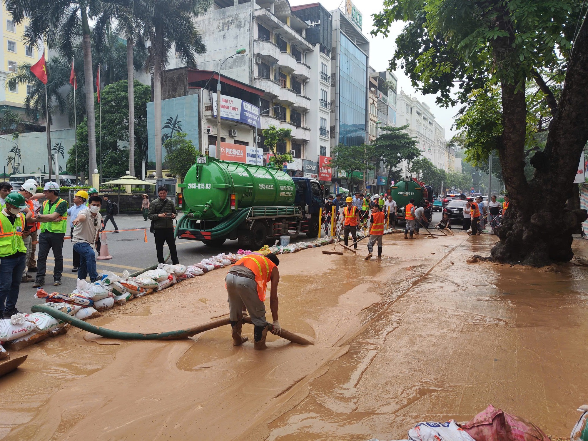 Ban Quản lý Đường sắt đô thị Hà Nội nói gì về hiện tượng bùn đất phun trào trên phố Cát Linh?- Ảnh 3.