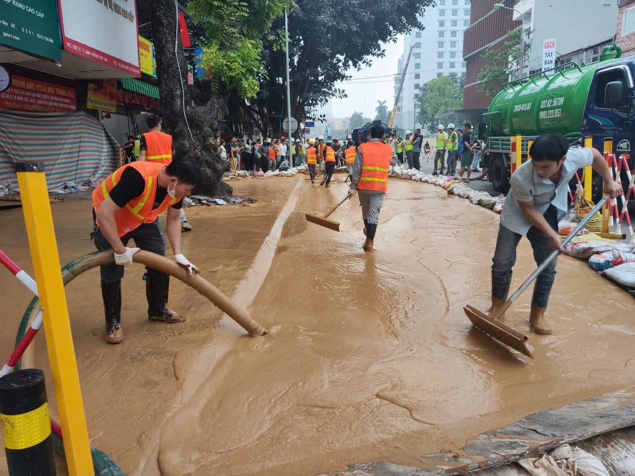 Ban Quản lý Đường sắt đô thị Hà Nội nói gì về hiện tượng bùn đất phun trào trên phố Cát Linh?- Ảnh 2.