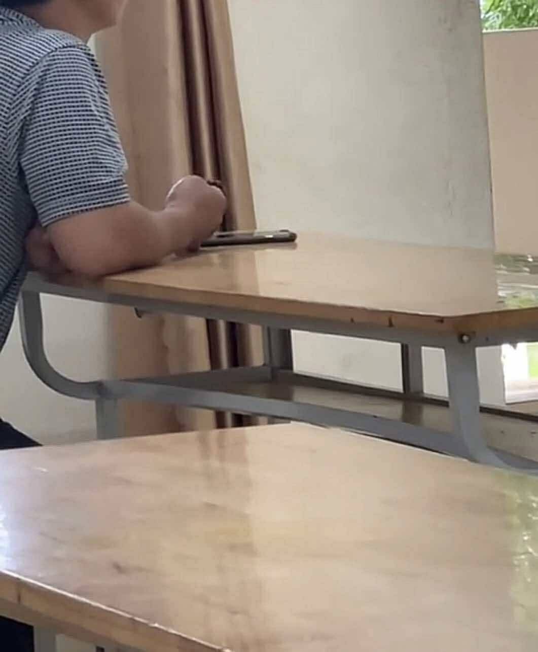 Có một kiểu đi họp phụ huynh rất tịnh tâm, cho đến khi nhận bảng điểm: Khoảnh khắc "buông bỏ" khiến ai cũng đồng cảm- Ảnh 2.