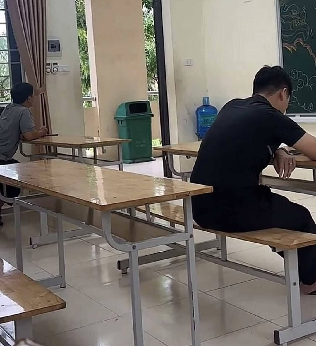 Có một kiểu đi họp phụ huynh rất tịnh tâm, cho đến khi nhận bảng điểm: Khoảnh khắc "buông bỏ" khiến ai cũng đồng cảm- Ảnh 1.