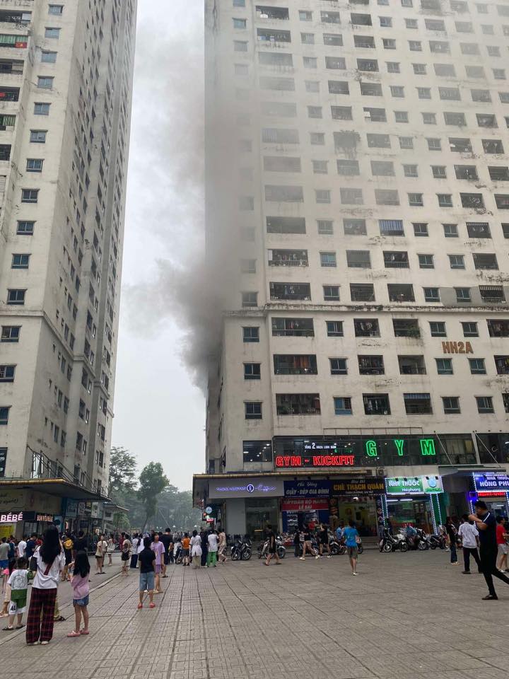 Hà Nội: Cháy căn hộ ở chung cư Linh Đàm, người dân hoảng sợ- Ảnh 2.