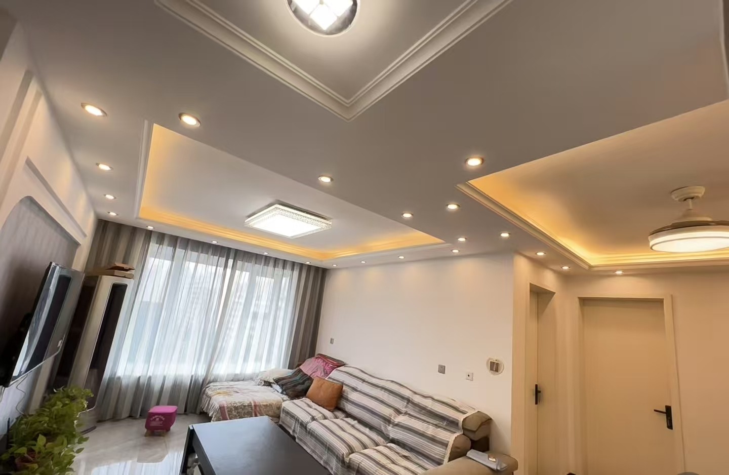 7 cạm bẫy thiết kế ở phòng khách khiến 90% gia đình rơi nước mắt: Bỏ thì thương vương thì tội!- Ảnh 1.