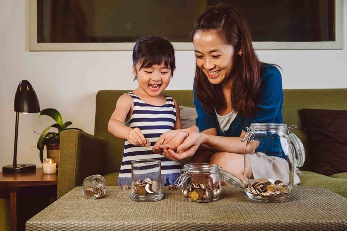 "Mẹ ơi, nhà mình có bao nhiêu tiền?" - Câu hỏi khiến nhiều cha mẹ sững người, 3 cách trả lời khác nhau, định hình 3 kiểu cuộc đời của trẻ- Ảnh 2.