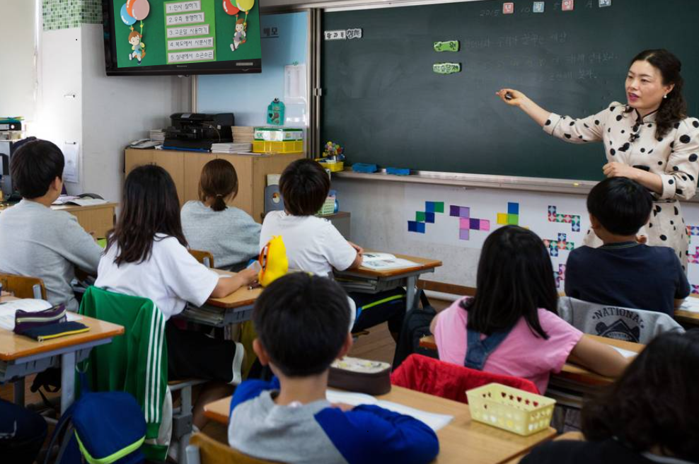 Cô giáo mỉa mai học sinh "đội sổ" trong buổi họp phụ huynh, người mẹ đáp gọn một câu khiến cả phòng chết lặng vì xấu hổ- Ảnh 1.