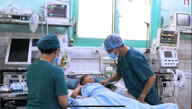 Khoảnh khắc bé gái đu mình lên cửa cuốn gặp tai nạn ngưng tim nguy kịch: Tình trạng sức khoẻ hiện tại ra sao?- Ảnh 2. Khoảnh khắc bé gái đu mình lên cửa cuốn gặp tai nạn ngưng tim nguy kịch: Tình trạng sức khoẻ hiện tại ra sao?- Ảnh 2.
