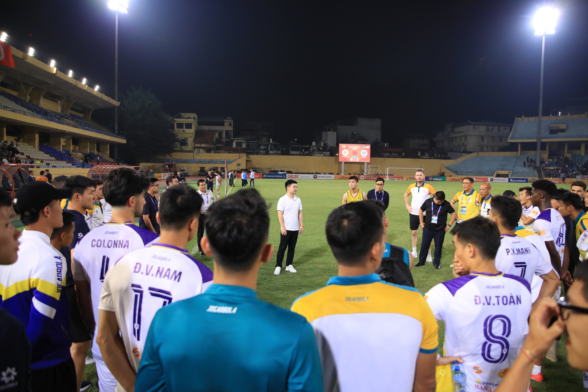 Đỗ Mỹ Linh lên xế hộp 18 tỷ cùng chủ tịch CLB Hà Nội, chiếc váy