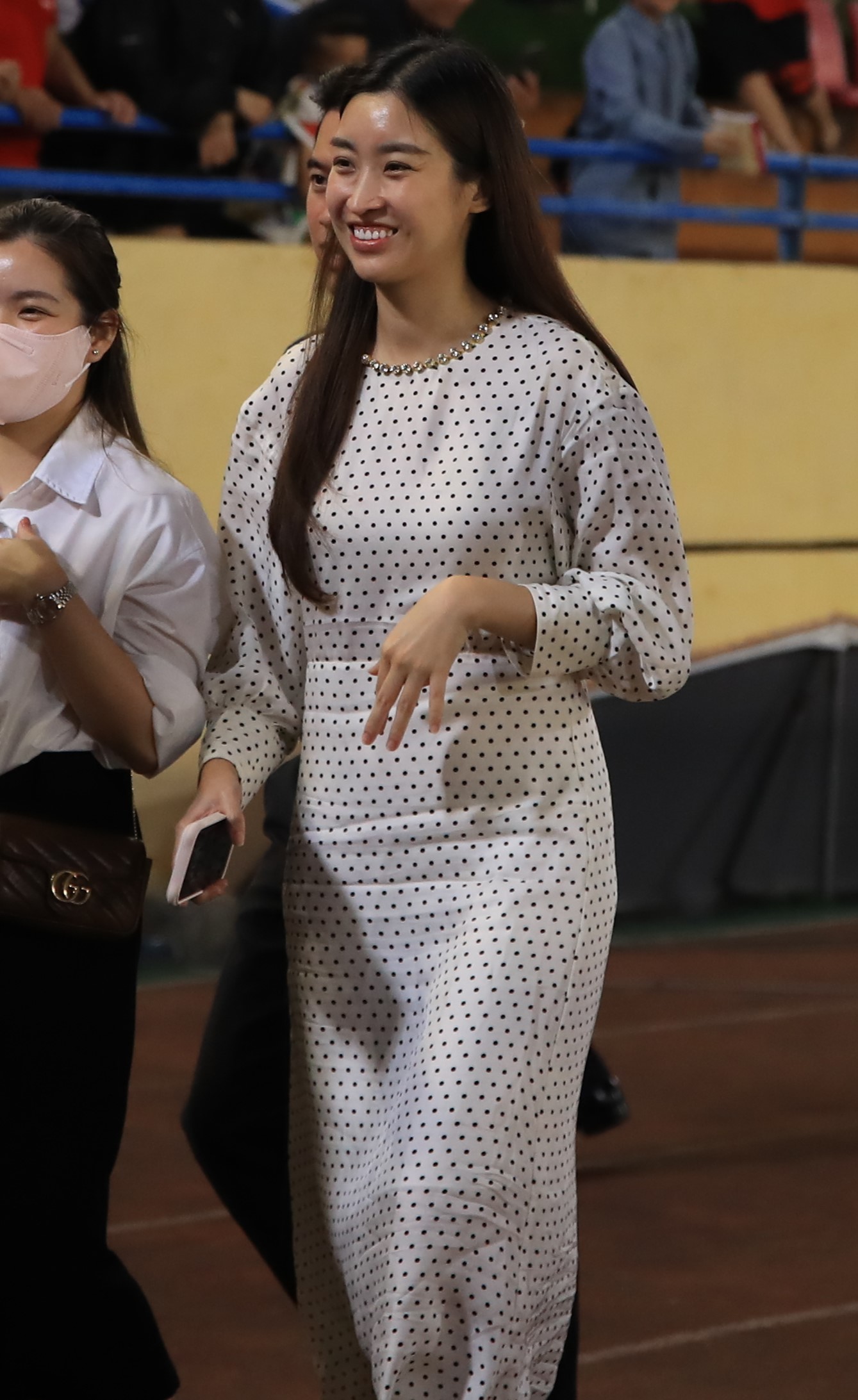 Đỗ Mỹ Linh lên xế hộp 18 tỷ cùng chủ tịch CLB Hà Nội, chiếc váy