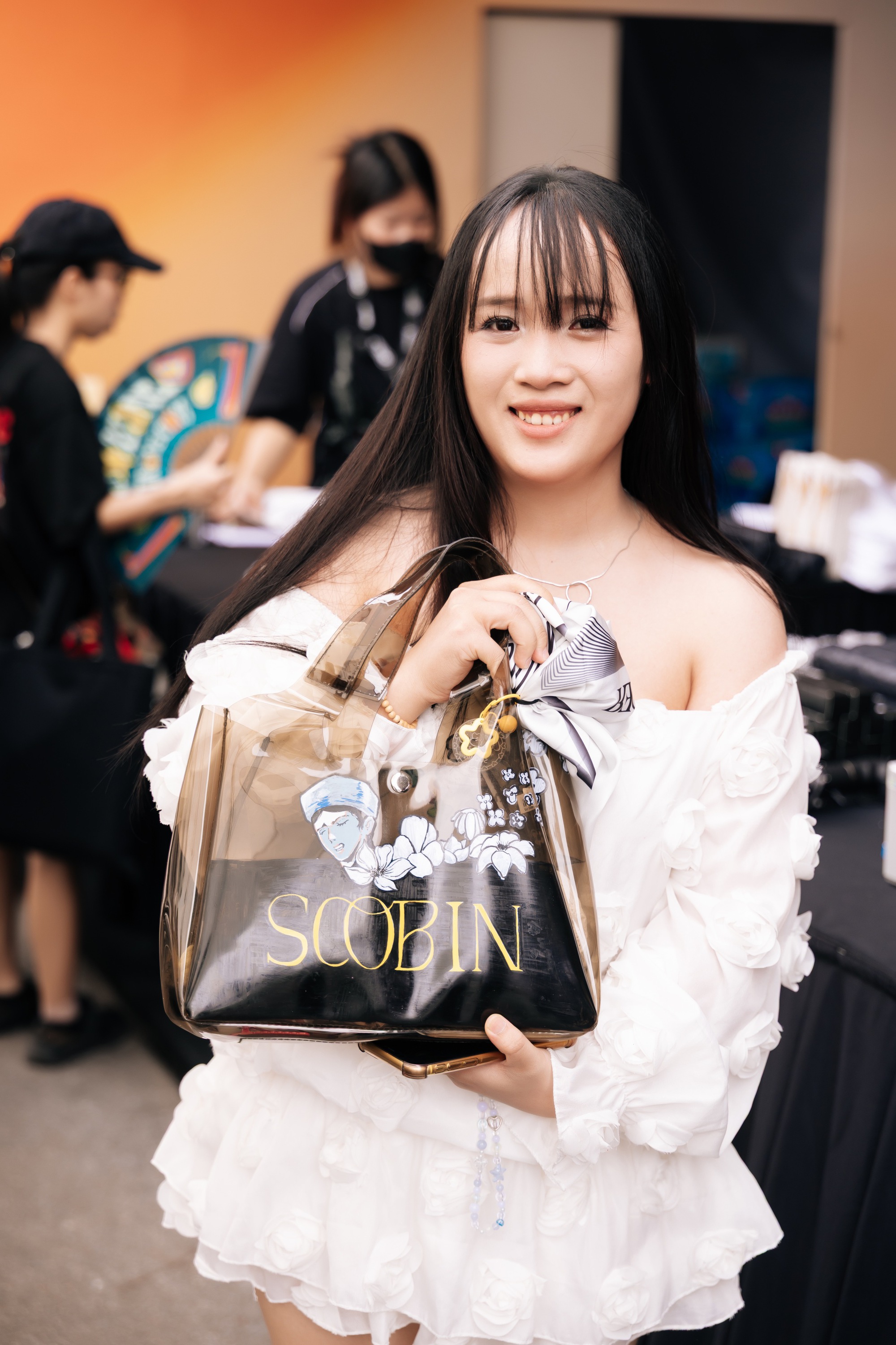 Đại hội công chúa, tiểu thư xúng xính đi xem Hoàng tử SOOBIN hát- Ảnh 4.