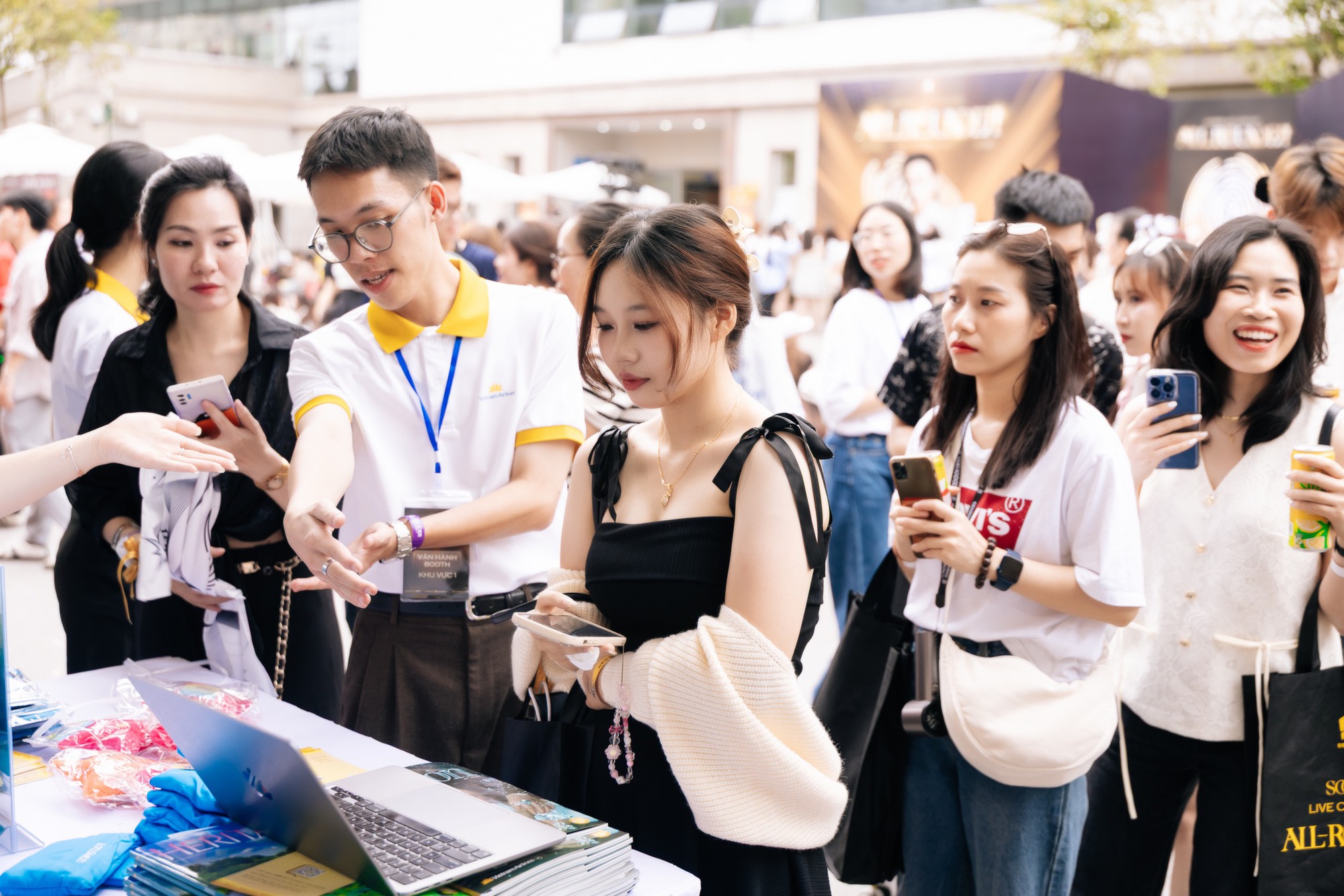 Đại hội công chúa, tiểu thư xúng xính đi xem Hoàng tử SOOBIN hát- Ảnh 2.