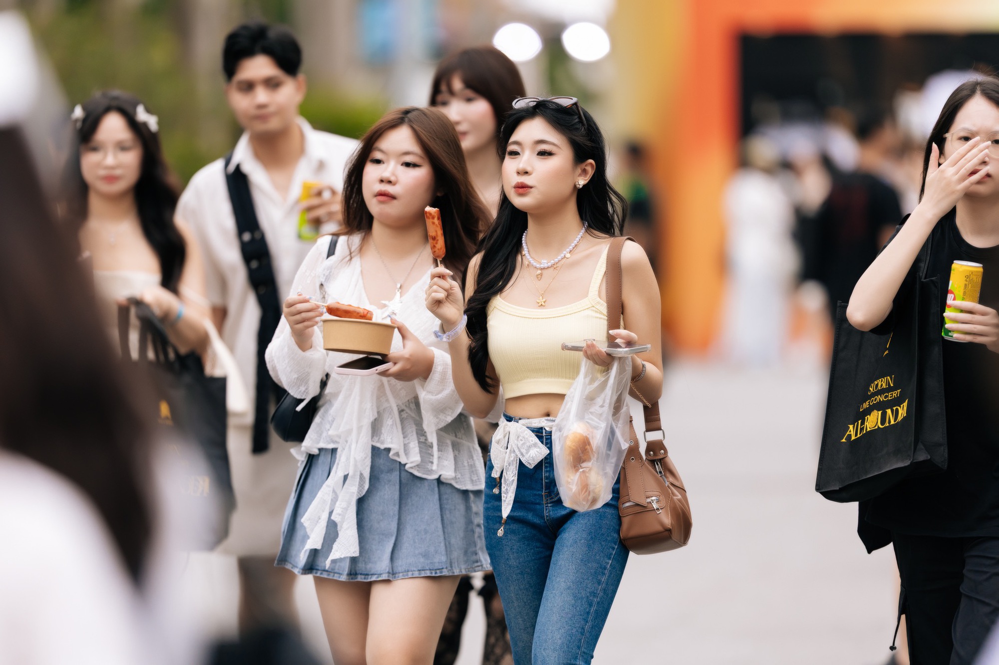 Đại hội công chúa, tiểu thư xúng xính đi xem Hoàng tử SOOBIN hát- Ảnh 5.