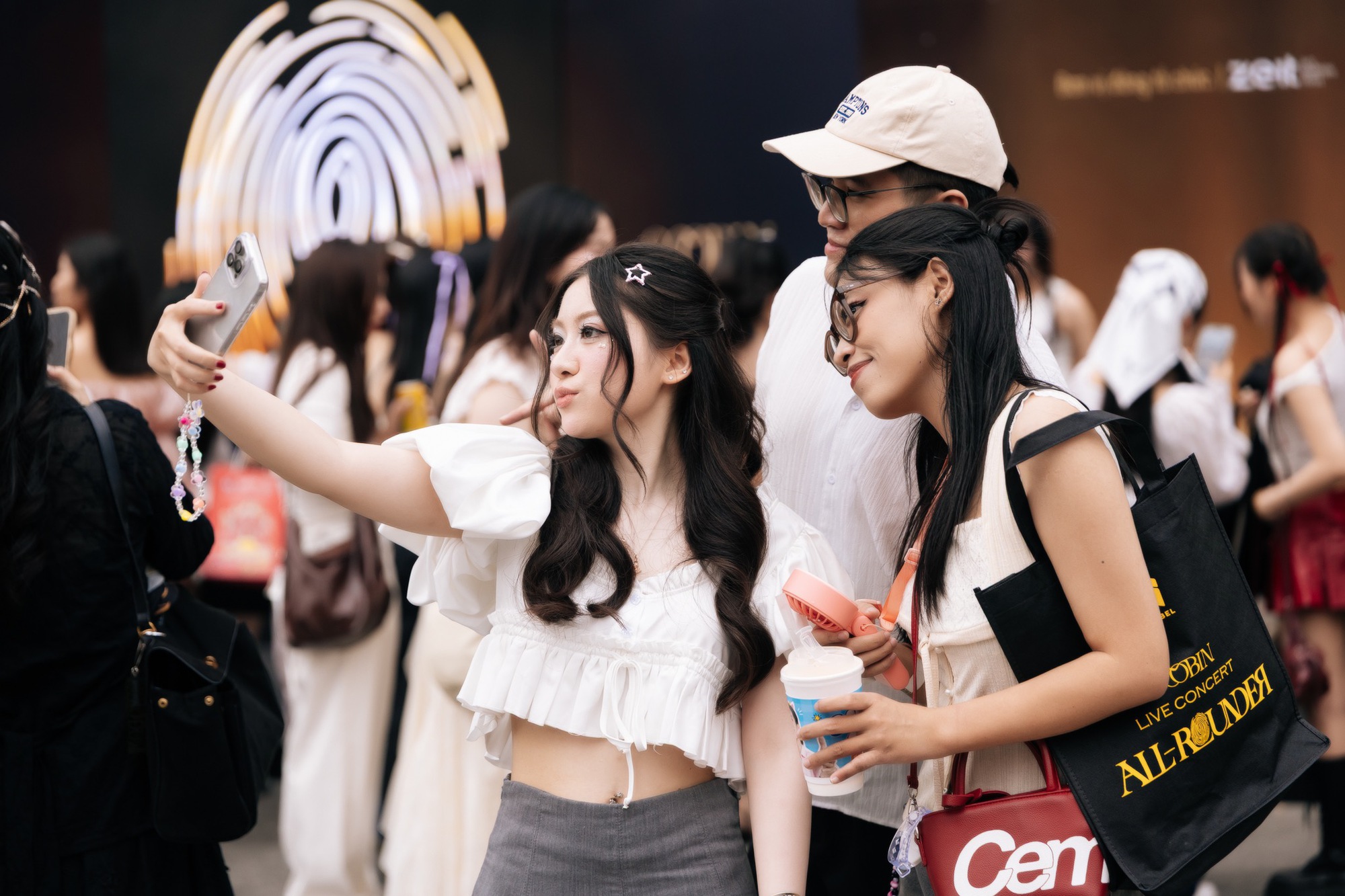 Đại hội công chúa, tiểu thư xúng xính đi xem Hoàng tử SOOBIN hát- Ảnh 3.