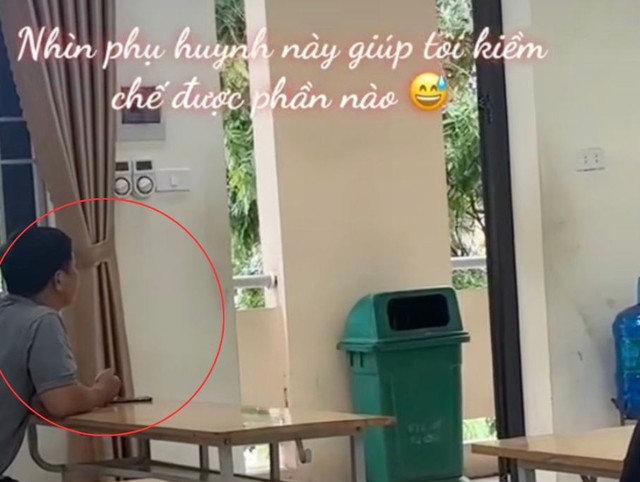 Buổi họp phụ huynh đang gây bão MXH: Nhìn thứ người bố này cầm trên tay, nhiều người đùa "Anh đã trải qua những gì vậy?"- Ảnh 1.