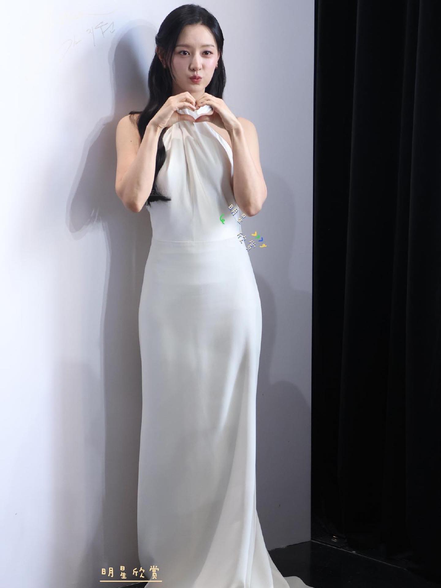Kim Ji Won, Lý Hiện như cô dâu chú rể tại event beauty:  Thần thái rạng ngời hút mọi ống kính zoom cận- Ảnh 1.