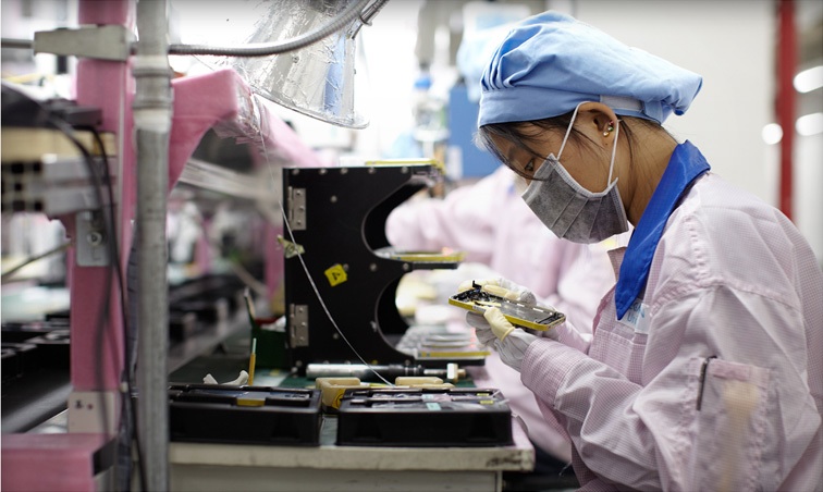 Apple thà tăng giá iPhone còn hơn đem về Mỹ sản xuất- Ảnh 2.
