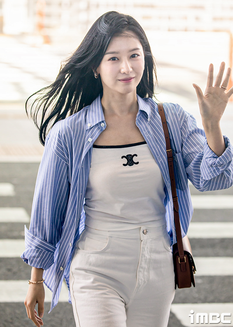 Kim Ji Won với áo sơ mi chắc chắn là 1 cặp bài trùng!- Ảnh 5.