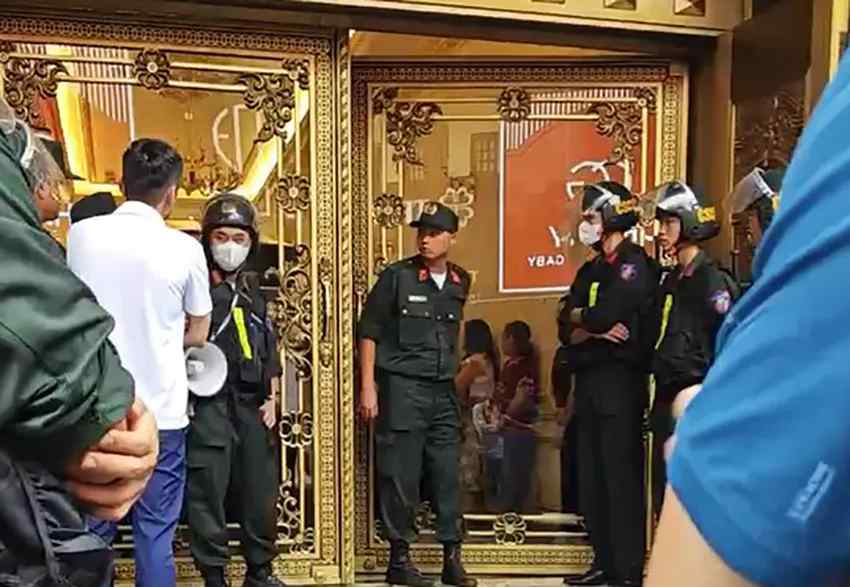 Trùm giang hồ Thanh Hóa vừa bị hàng chục công an khám nhà là ai?- Ảnh 1. Trùm giang hồ Thanh Hóa vừa bị hàng chục công an khám nhà là ai?- Ảnh 1.