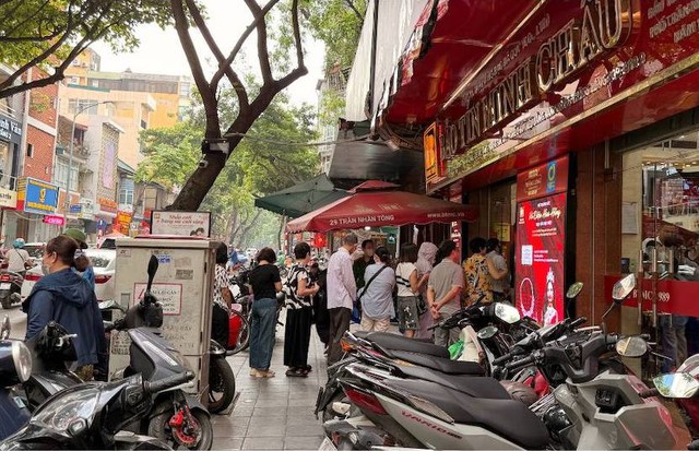 Cứ mua vàng xong là giá "tuột dốc", người phụ nữ ở Hà Nội vẫn kiên trì xếp hàng: “Có tiền thì mua thôi”- Ảnh 1.