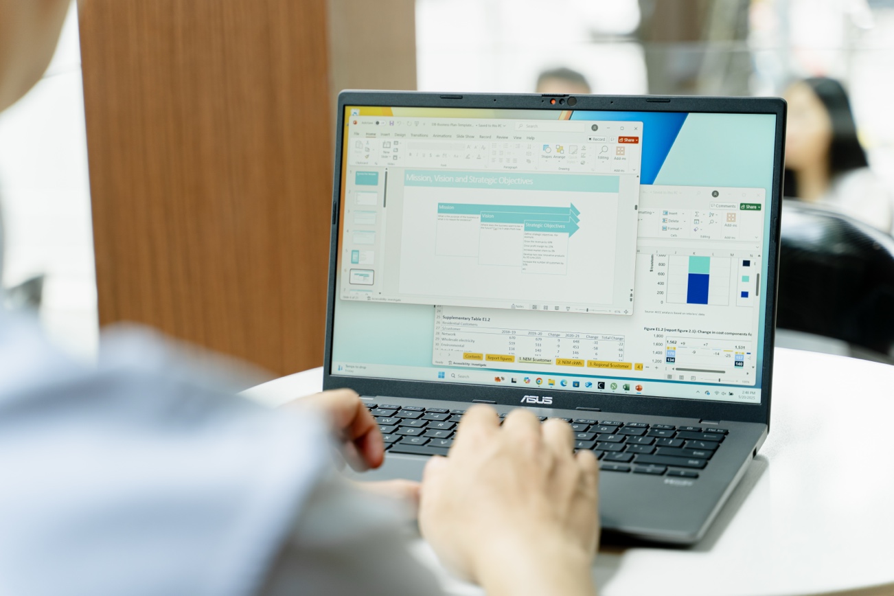 Freelancer “tự do - tự lo” và nỗi khổ phải “mang cả cái văn phòng” đi khắp nơi- Ảnh 1. Freelancer “tự do - tự lo” và nỗi khổ phải “mang cả cái văn phòng” đi khắp nơi- Ảnh 1.