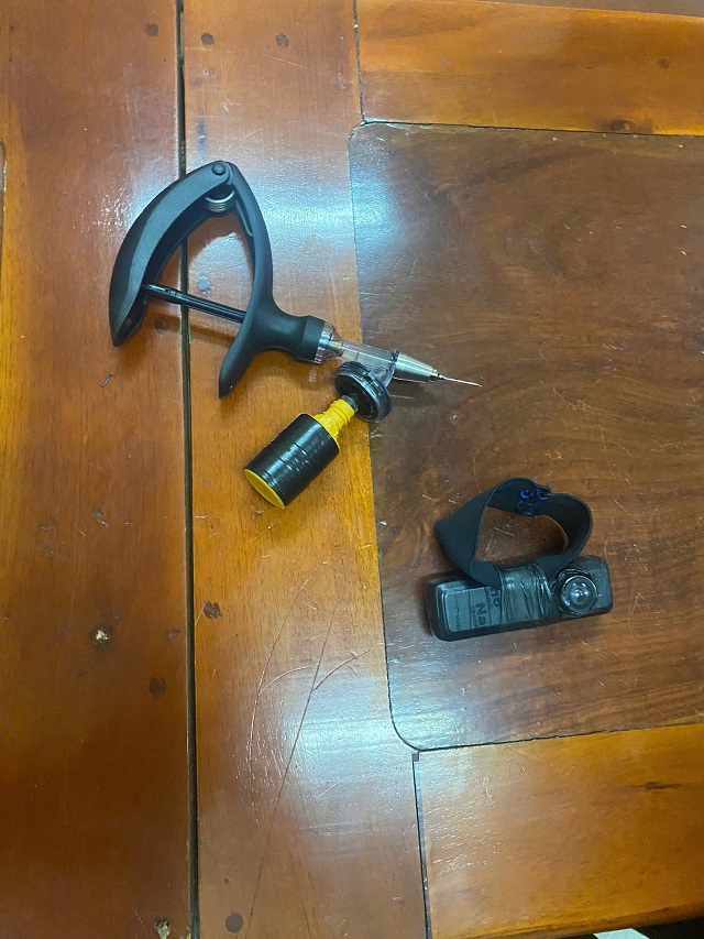 Vụ bắt Nguyễn Thành Thông - kẻ dùng kim tiêm đâm học sinh: Giám định dung dịch màu xanh "bí ẩn"- Ảnh 2.