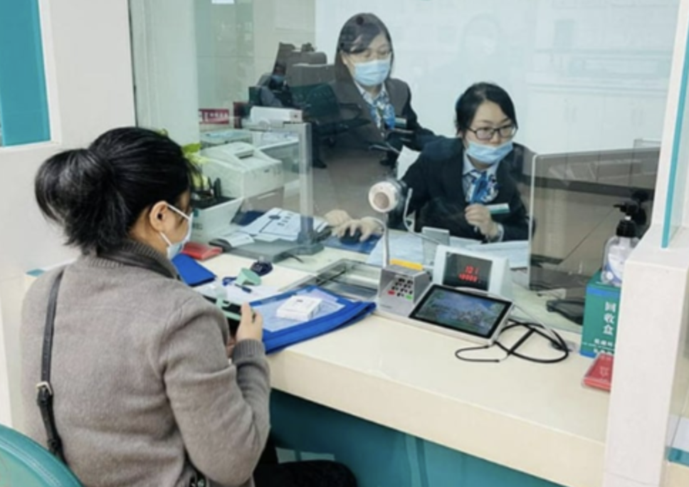 Gửi tiết kiệm 30 tỷ đồng, sau 5 năm đến rút, người phụ nữ nhận thông báo: Số tiền đã chuyển thành bảo hiểm, đợi thêm 66 năm nữa mới được rút- Ảnh 1.