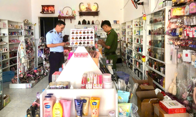 Cận cảnh thu giữ hơn 2.000 lọ mỹ phẩm không rõ nguồn gốc xuất xứ của chủ shop sinh năm 1994 ở Cà Mau: Nhiều thương hiệu quen thuộc!- Ảnh 1.