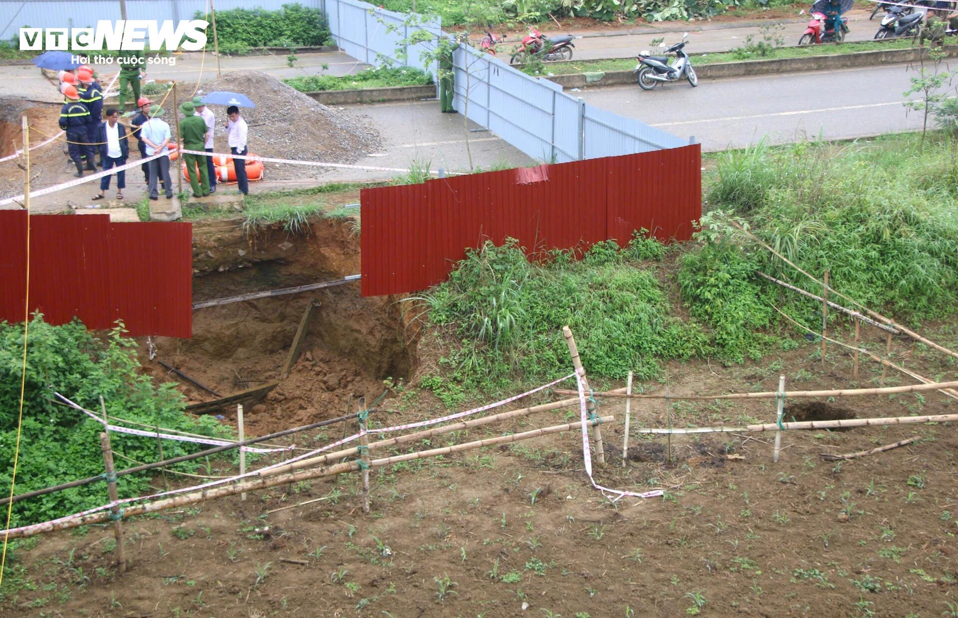 Hiện trường tìm kiếm người đi xe máy lao xuống 'hố tử thần' sâu 10m ở Bắc Kạn- Ảnh 4.
