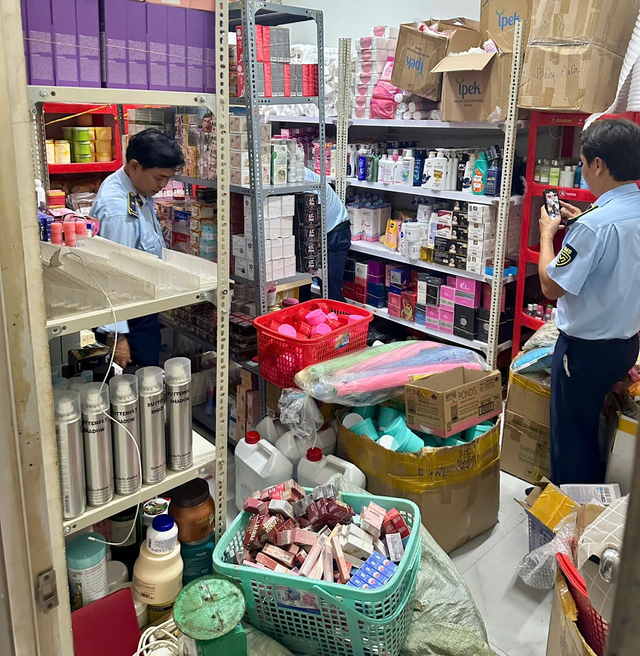 Cận cảnh thu giữ hơn 2.000 lọ mỹ phẩm không rõ nguồn gốc xuất xứ của chủ shop sinh năm 1994 ở Cà Mau: Nhiều thương hiệu quen thuộc!- Ảnh 2.