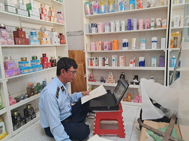 Cận cảnh thu giữ hơn 2.000 lọ mỹ phẩm không rõ nguồn gốc xuất xứ của chủ shop sinh năm 1994 ở Cà Mau: Nhiều thương hiệu quen thuộc!- Ảnh 3.