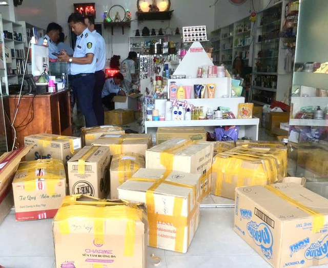 Cận cảnh thu giữ hơn 2.000 lọ mỹ phẩm không rõ nguồn gốc xuất xứ của chủ shop sinh năm 1994 ở Cà Mau: Nhiều thương hiệu quen thuộc!- Ảnh 4.