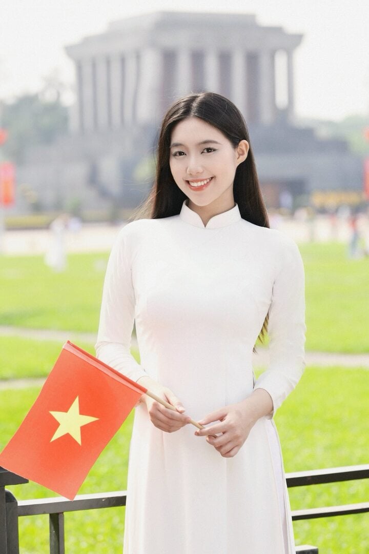 Nhan sắc trong trẻo của nữ thiếu uý 22 tuổi gây sốt tại Hoa hậu Việt Nam- Ảnh 7.