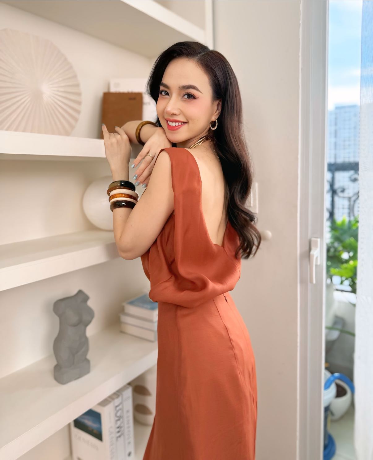 Nữ nghệ sĩ sống bên chồng nổi tiếng trong biệt thự như khách sạn 5 sao ở Thủ Đức, 41 tuổi đẹp như 20- Ảnh 1.