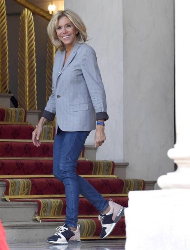 Phong cách sang chảnh của Đệ nhất Phu nhân Pháp Brigitte Macron: 72 tuổi nhưng mặc đồ nhiều người muốn học theo- Ảnh 33.