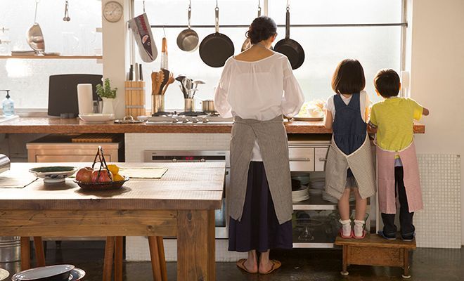 Mẹ làm việc nhà quần quật khi 2 đứa con đóng sập cửa phòng: Khoảng cách thế hệ và sự lệch pha yêu thương- Ảnh 4.