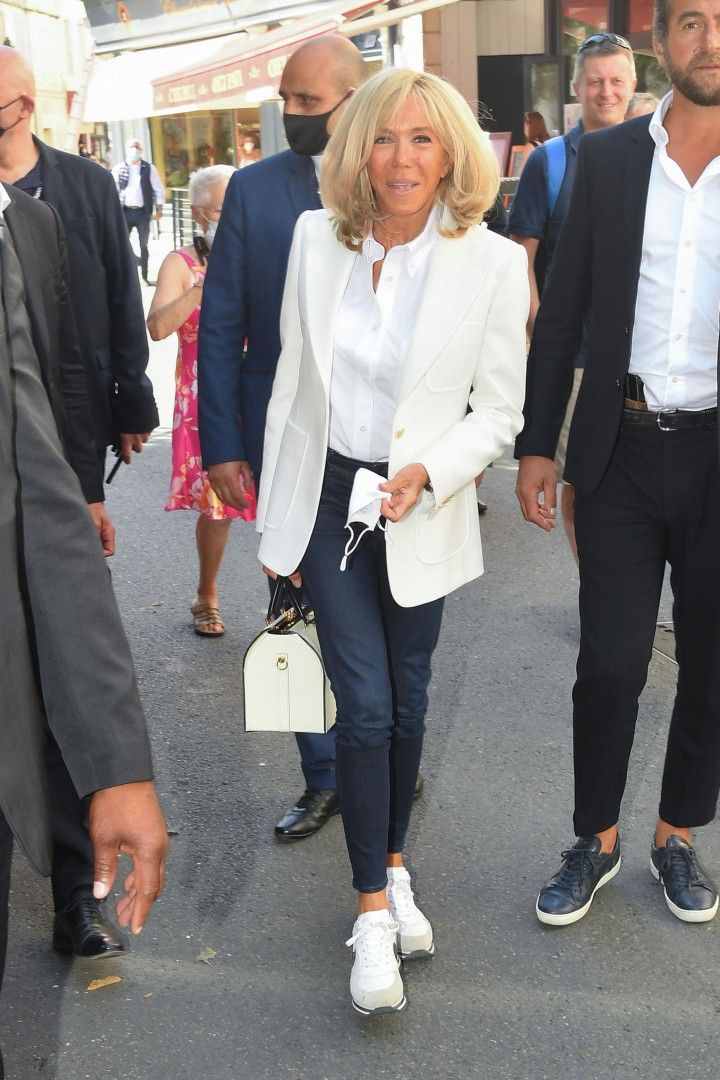 Phong cách sang chảnh của Đệ nhất Phu nhân Pháp Brigitte Macron: 72 tuổi nhưng mặc đồ nhiều người muốn học theo- Ảnh 30.