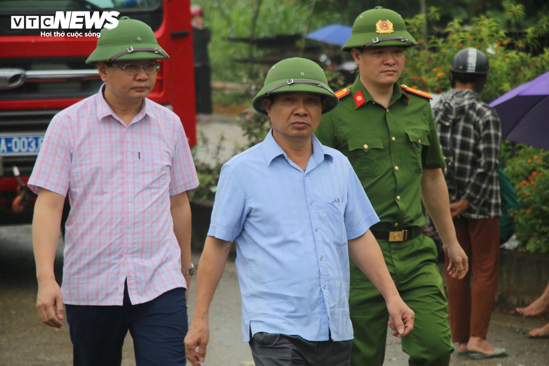 Hiện trường tìm kiếm người đi xe máy lao xuống 'hố tử thần' sâu 10m ở Bắc Kạn- Ảnh 5.