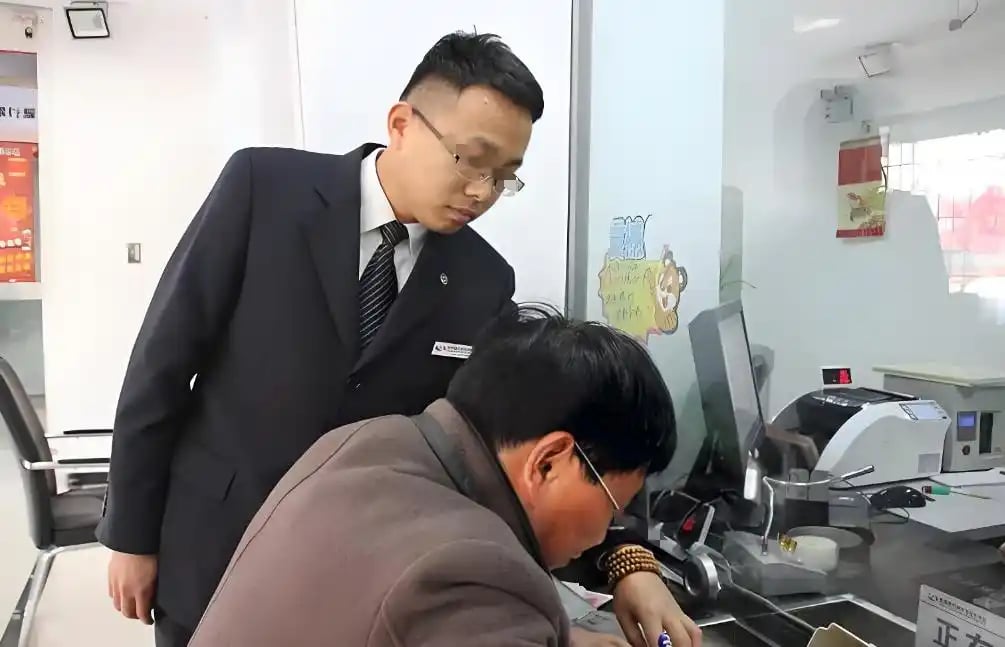Người đàn ông gửi tiết kiệm hơn 899 triệu đồng, 15 năm sau số dư chỉ còn 7 triệu, ngân hàng khẳng định: “Chúng tôi chỉ làm theo quy định”- Ảnh 1.