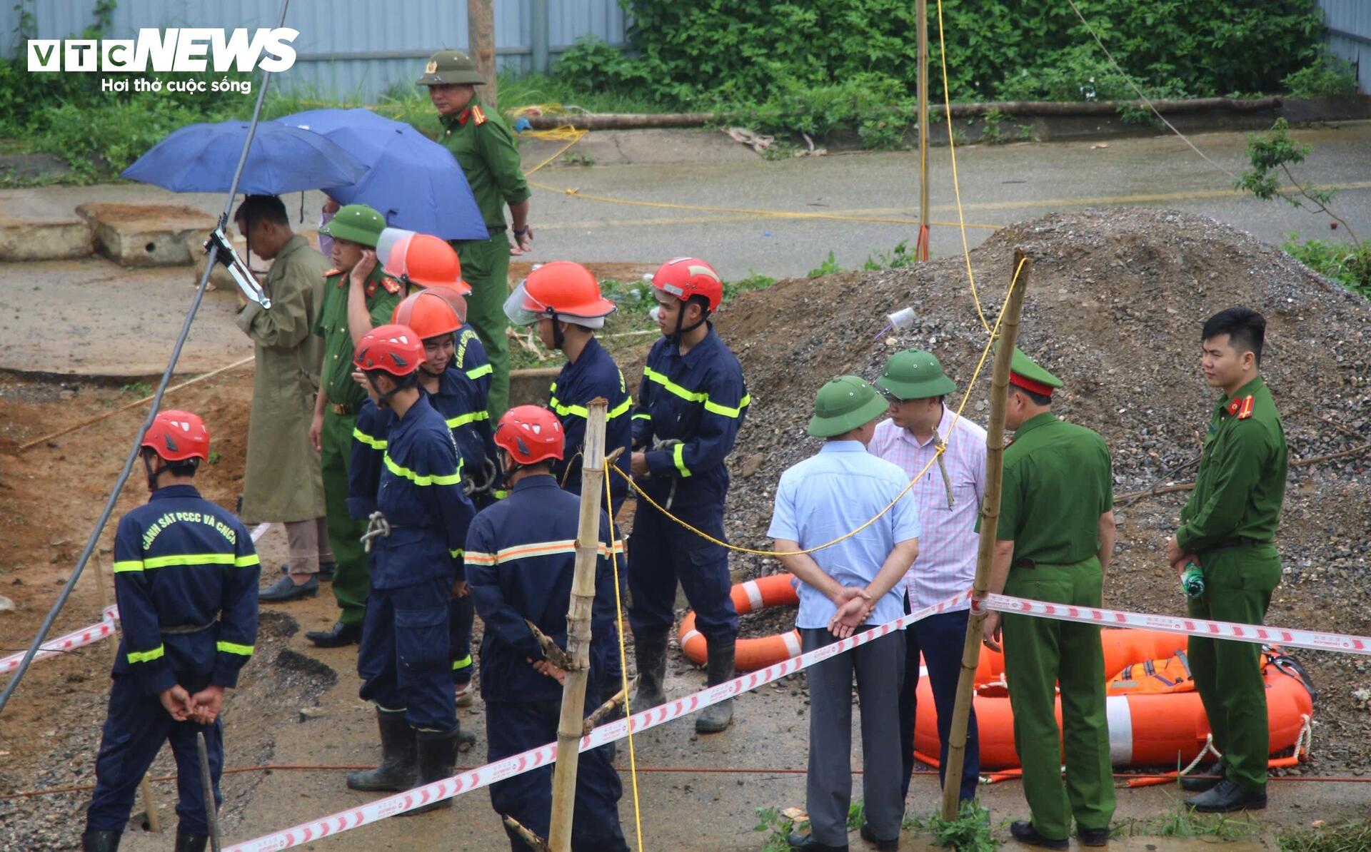 Hiện trường tìm kiếm người đi xe máy lao xuống 'hố tử thần' sâu 10m ở Bắc Kạn- Ảnh 6.