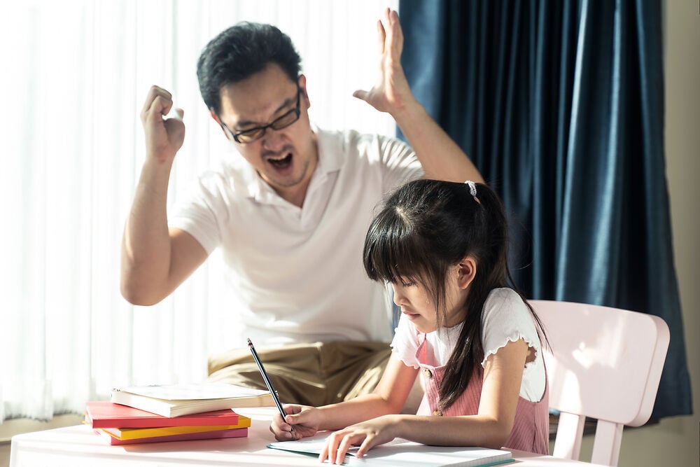 7 kiểu dạy con tưởng đúng mà sai bét: Cha mẹ vô tình khiến con mất tự tin, sống rụt rè cả đời- Ảnh 1.