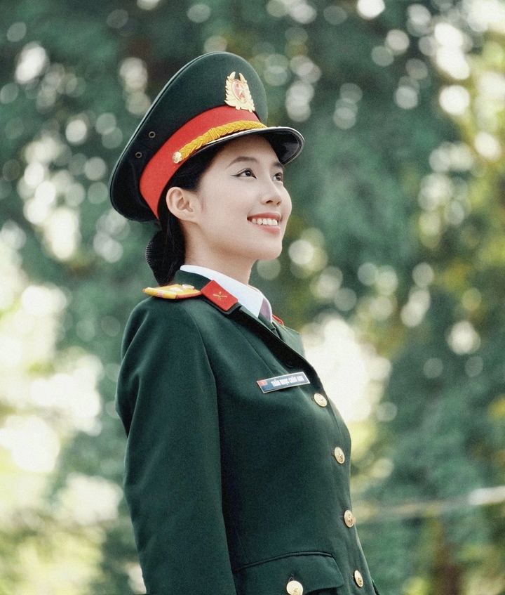 Nhan sắc trong trẻo của nữ thiếu uý 22 tuổi gây sốt tại Hoa hậu Việt Nam- Ảnh 4.