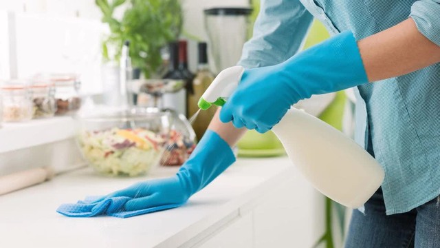 Covid-19 có lây được qua khẩu trang, quần áo không? Câu trả lời của chuyên gia gây bất ngờ- Ảnh 6.