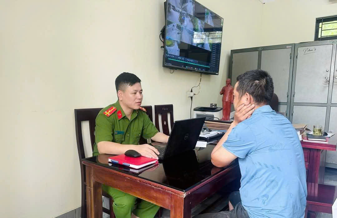 Xác định kẻ vừa đánh tới tấp nữ chủ quán cắt tóc, vừa quát lớn "mi xúc phạm bồ tau"- Ảnh 1.