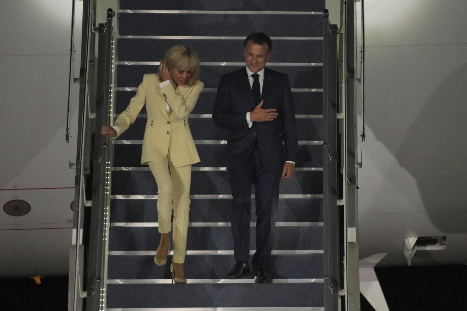 Phong cách sang chảnh của Đệ nhất Phu nhân Pháp Brigitte Macron: 72 tuổi nhưng mặc đồ nhiều người muốn học theo- Ảnh 29.