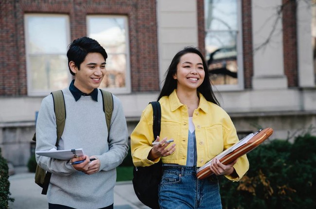 Trước cứ ngỡ nhà giàu lắm mới đi du học được, ai dè có nhiều nước cực rẻ, FREE tiền học ngay nếu học bằng tiếng bản địa!- Ảnh 1.