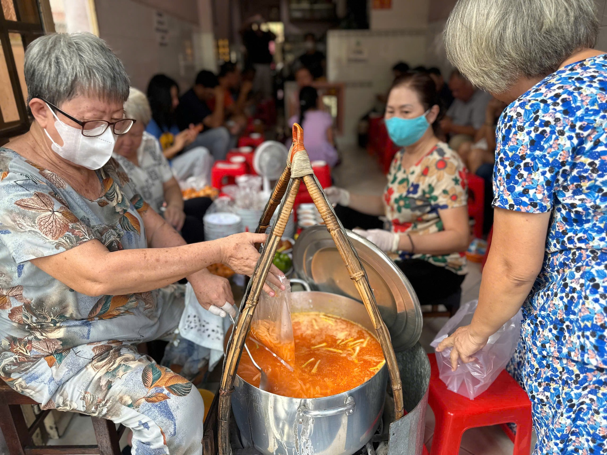TPHCM: "Quán bánh canh 1 giờ" sắp đóng cửa, nhiều người tiếc hùi hụi- Ảnh 1.