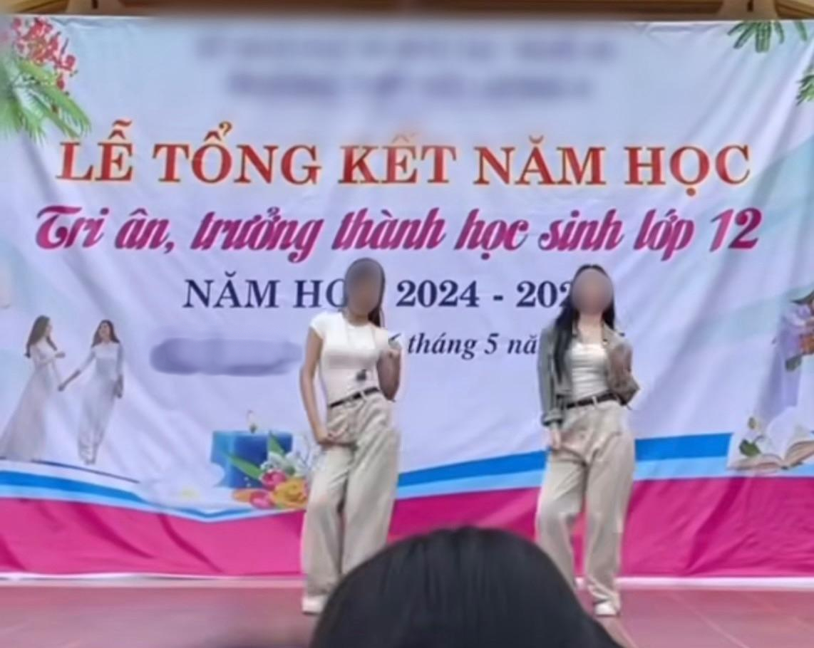 Gần 8 triệu lượt xem và tranh luận về màn nhảy nhạc TikTok lắc hông của 2 nữ sinh trong lễ bế giảng- Ảnh 1.