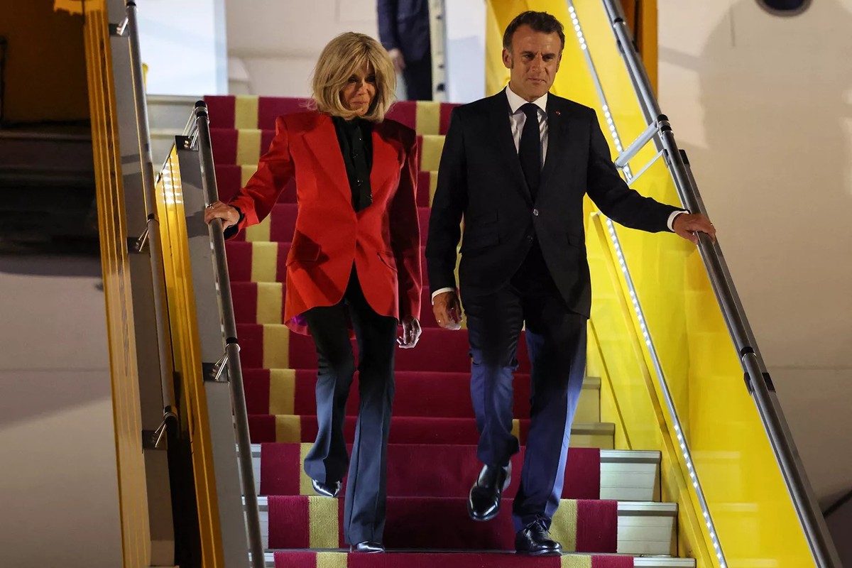 Phong cách sang chảnh của Đệ nhất Phu nhân Pháp Brigitte Macron: 72 tuổi nhưng mặc đồ nhiều người muốn học theo- Ảnh 1.