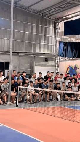 Ngỡ ngàng cảnh tưởng lạ trên sân pickleball, hàng chục người cùng lặp lại một động tác như AI, người xem “hoa mắt chóng mặt”- Ảnh 1.