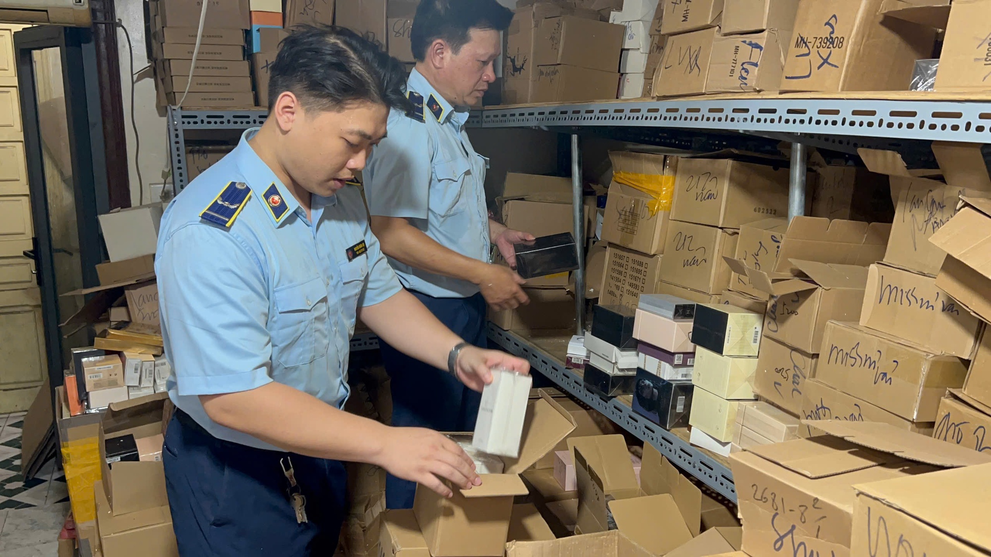 Phát hiện kho chứa hàng nghìn chai nước hoa nghi giả mạo "hàng hiệu" giữa phố cổ Hà Nội- Ảnh 1.