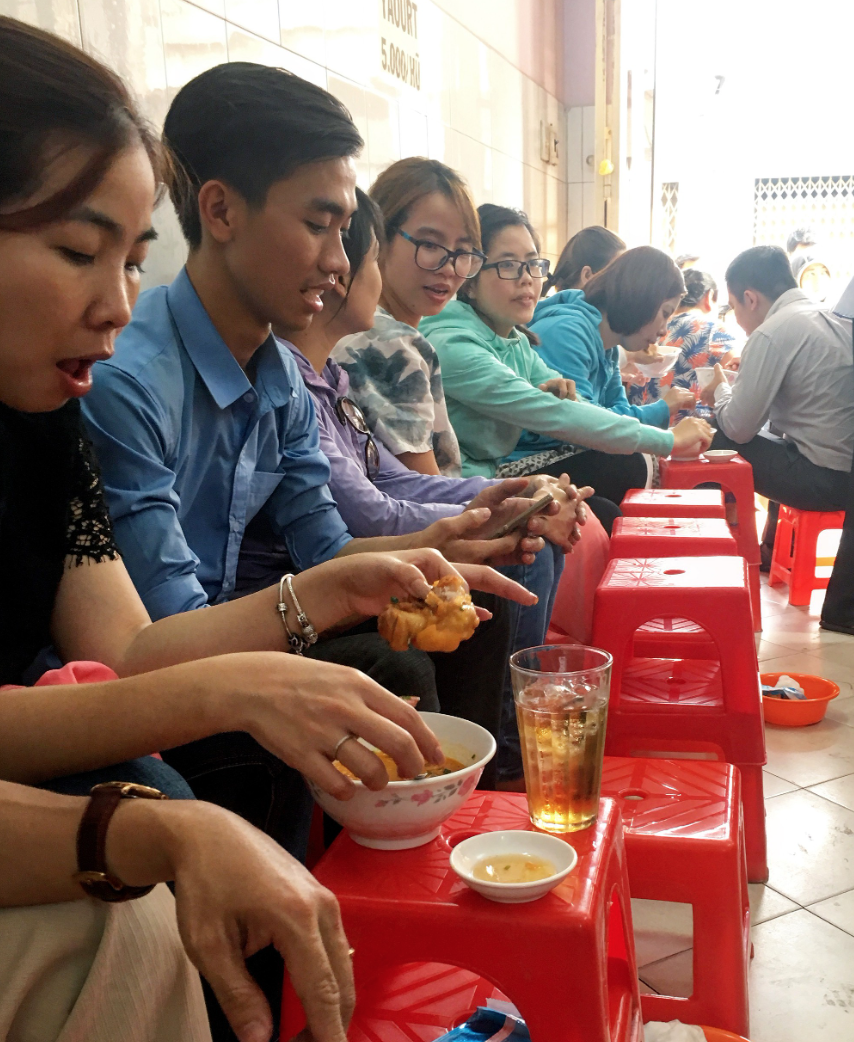Bánh canh 1 giờ có gì mà vừa có thông tin đóng cửa đã khiến dân tình 